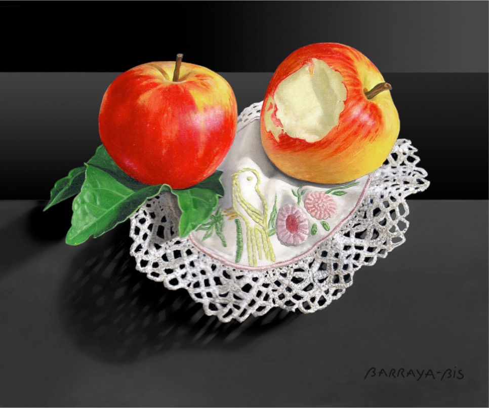 deux pommes dont une croquée sur une petite nappe brodée.