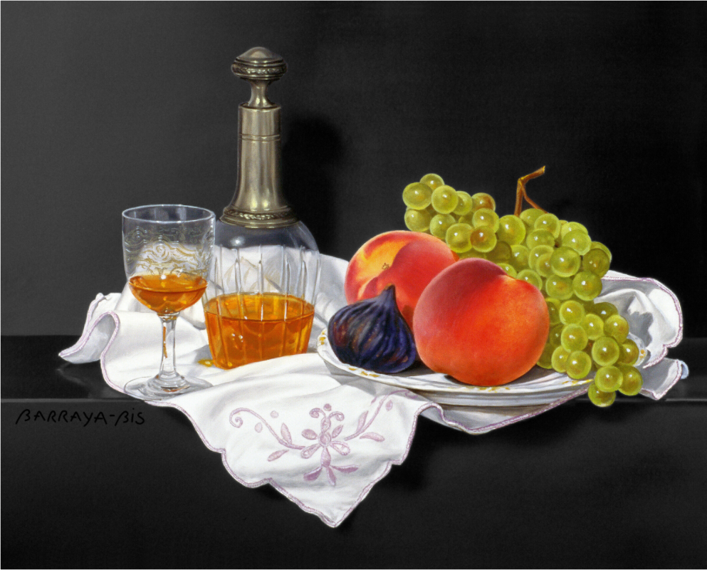 Sur une nappe brodée, une très jolie bouteille de liqueur bénédictine, avec à ses cotés un verre à moitié plein, donne une touche de réalité à la table. À ses côtés, une assiette garnie de fruits frais. / BARRAYABIS-