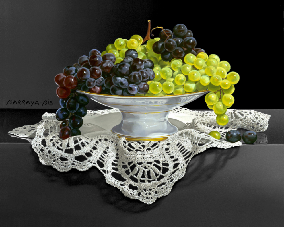 Cette composition artistique met en valeur une  nappe à troutrou. Au centre, deux grappes de raisins, l'une blanche et l'autre noire, sont disposées de manière symétrique