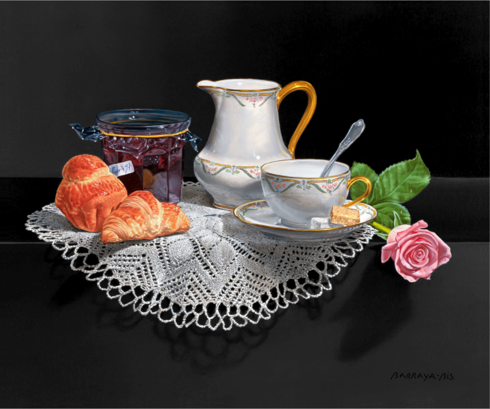 Un véritable petit déjeuner de grand hôtel, où la porcelaine s'illumine sous la lumière douce du matin. Sur la table, un pots de confiture maison, deux croissants et une jolie rose.