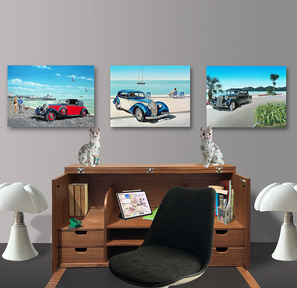 Trois tableaux imprimés en haute résolution dans un bureau. Ce sont des voitures ancibnnes crées par Pierre Barraya. / Barraya-bis