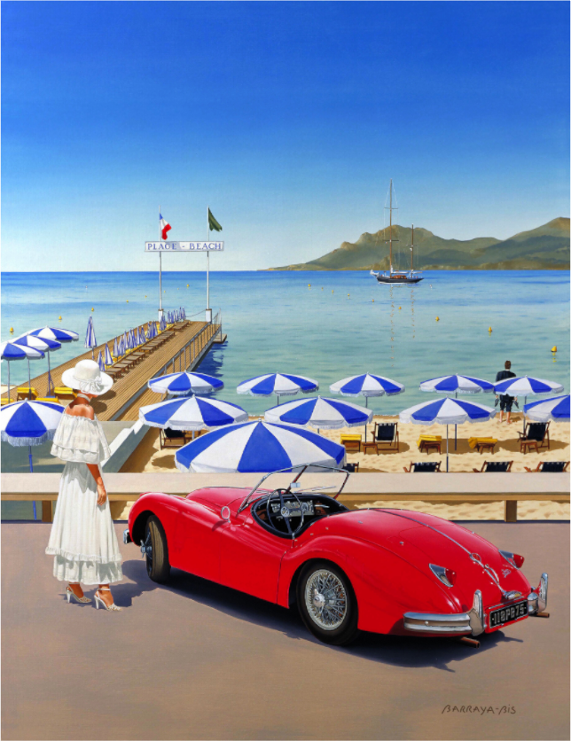 à Cannes, une jeune actrice en tenue et sa Jaguar attends son partenaire qui trempe ses pieds dans la mer dans un paysage idylique.