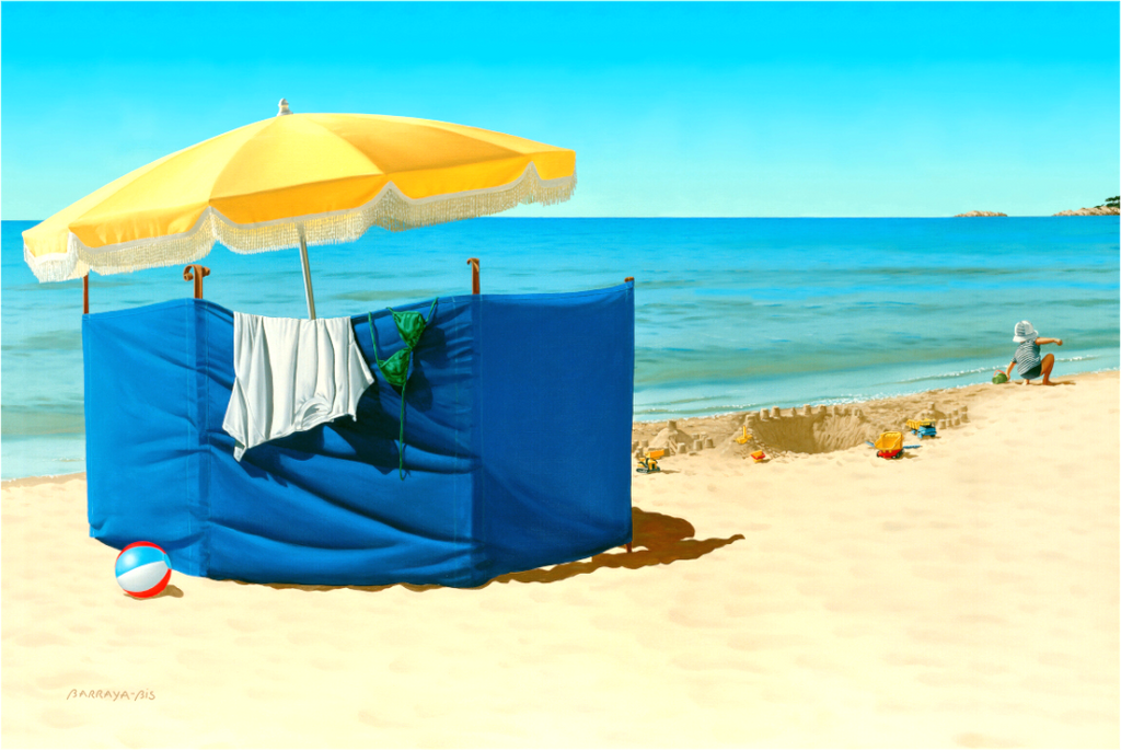 sur une plage ensoleillée, un paravent bleu et un parasol jaune cache les parents d'un enfant qui joue sur le sable.
