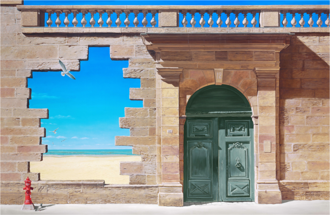 Un mur de ville percé avec une grande porte verte  laisse apparaître la mer ensoleillée et les mouettes.