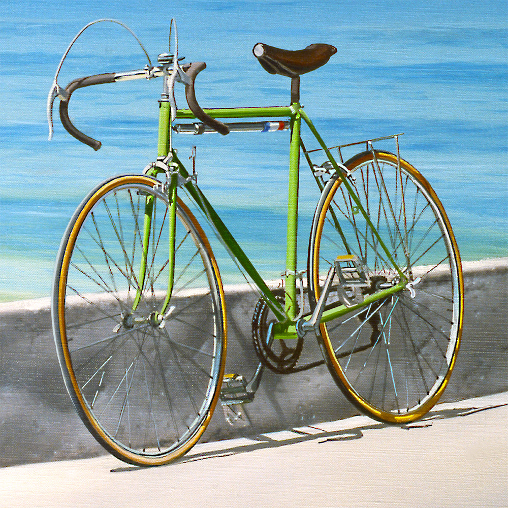 La_grande_plge Détail n° 2. Un vélo vert posé contre le parapet de la route.