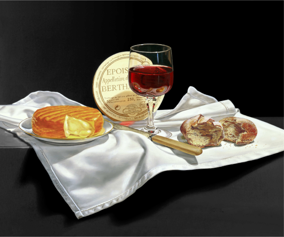 un verre de vin, deux petits pains croustillants et un fromage Époisse qui coule à souhait, posés sur une nappe blanche Barraya-bis