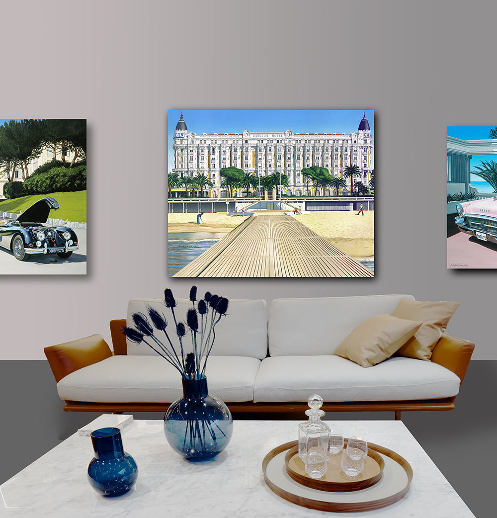 La star des Tzars. sur un mur de salon. entre deux tableaux de voitures / Barraya-bis