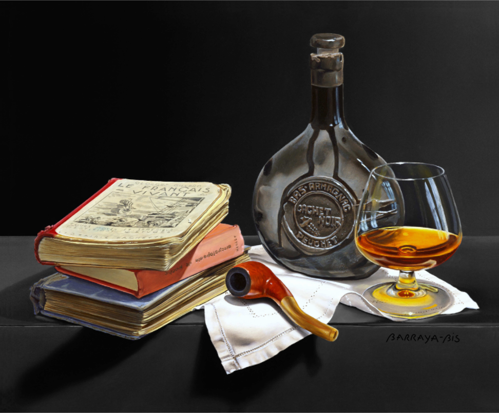 Une carafe de cognac finement élaborée accompagnée d'un verre, parfait pour une dégustation raffinée. à ses cotés plusieurs livres anciens et une pipe classique.