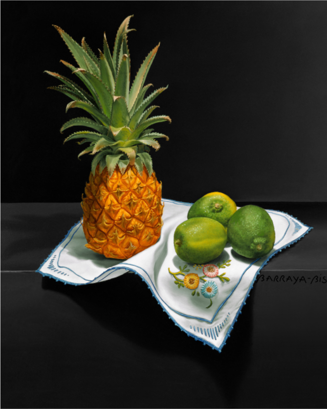 sur une nappe brodée, un bel ananas et trois citrons verts.