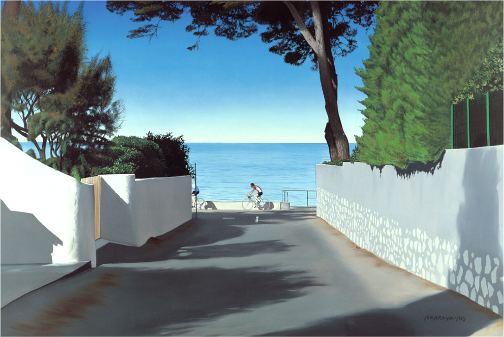 un chemin très ensoleillé descend sur le bord de mer ou circulent des cyclistes du dimanche.