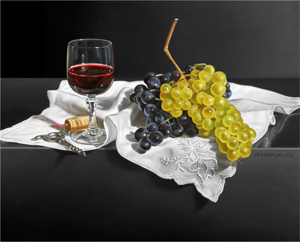 sur une nappe brodée blanche un verre de vin rouge et des grappes de raisin blanc et noir.