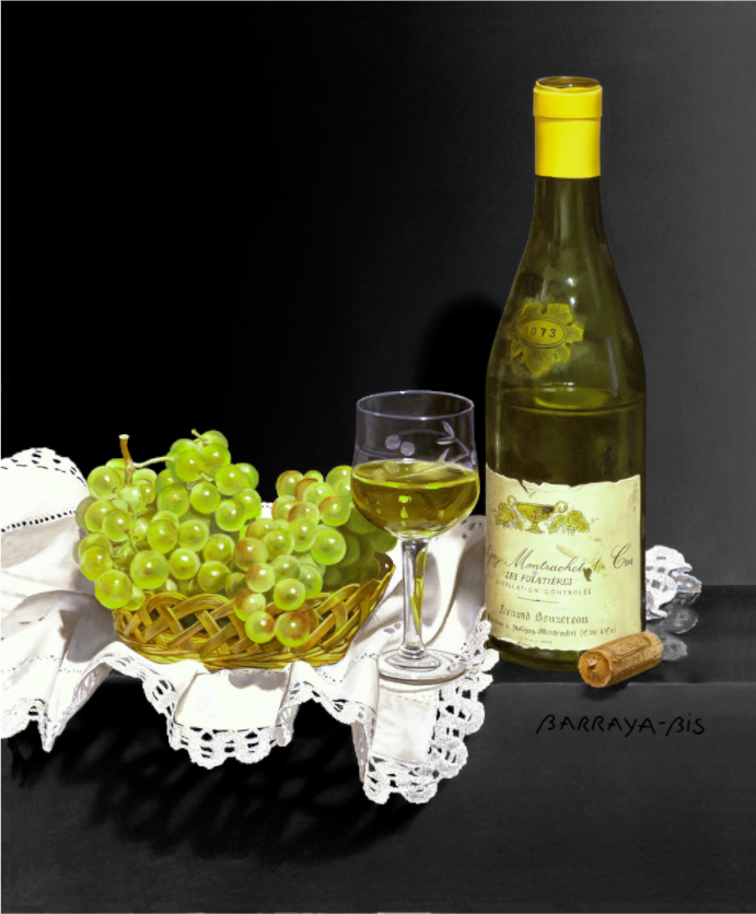  une bonne bouteille de bourgogne blanche repose sur une belle nappe, accompagnée d'un verre plein qui reflète la lumière douce d'une soirée estivale. et une grappe de raisin blanc.