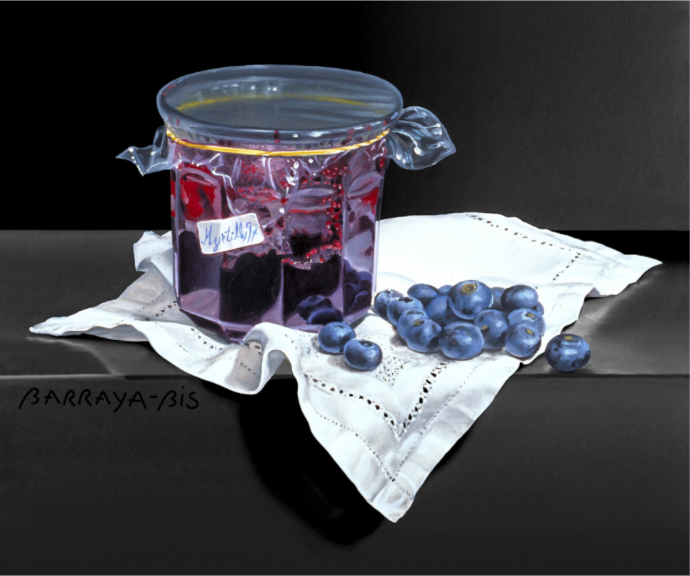 Un pot de confiture de myrtilles à l'ancienne avec une étiquette 97 sur une nappe à troutrou