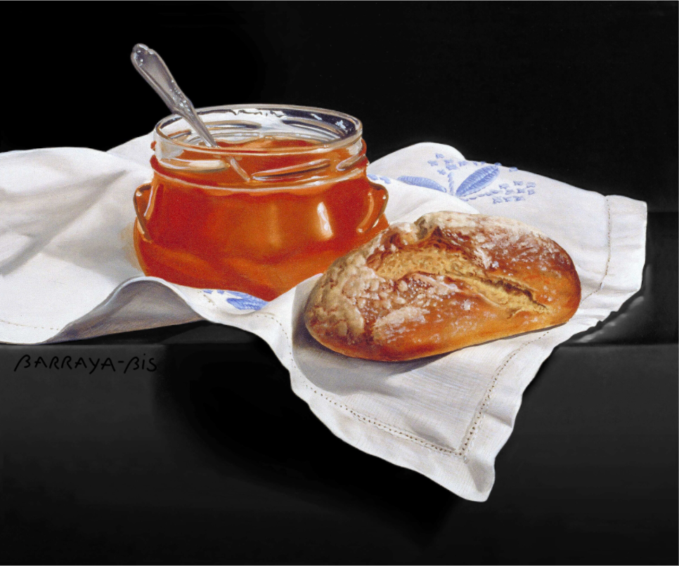 un pot de confiture d'abricot à l'ancienne fait main et un petit pain à point sur une nappe brodée