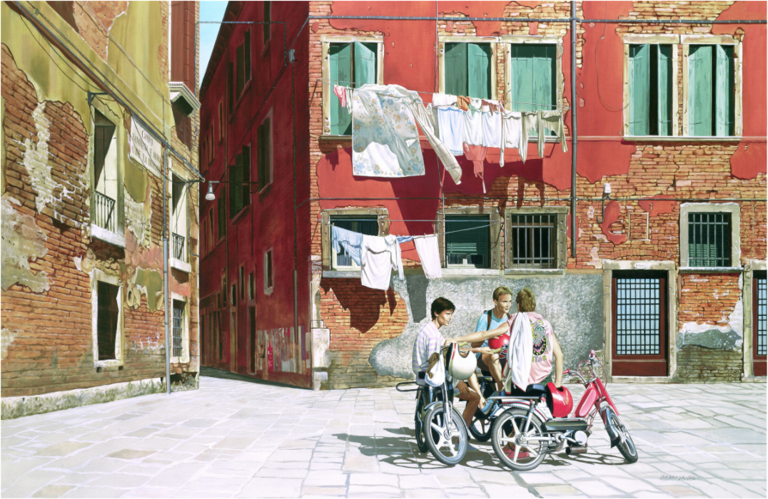 Sur une place italienne ensoleillée, avec ses ruelles et son linge aux fenêtres. Trois jeunes sur leurs mobylettes parlent de tout et de rien.