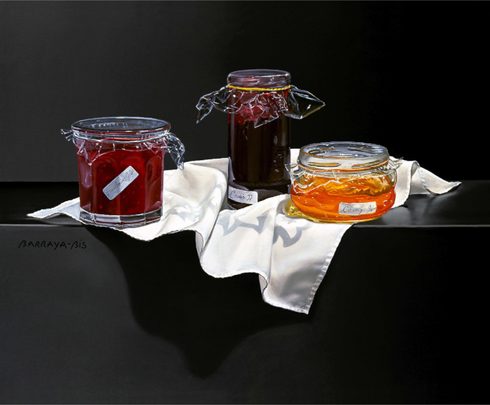  Trois pots de confitures à l'ancienne sur une nappe blanche Chaque pot est rempli avec délicatesse et étiqueté stylisée,